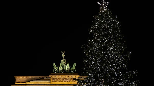 Neoklasik Brandenburg Kapısı (Brandenburger Tor) ve Yılbaşı Ağacı 2019 yılında Pariser Platz, Berlin, Almanya