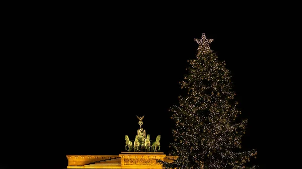 Illuminated Neoclassical Brandenburg Gate (Brandenburger Tor) and Christmas Tree in the year 2019 as viewed from the Pariser Platz, Berlin, Germany — Stock Photo, Image
