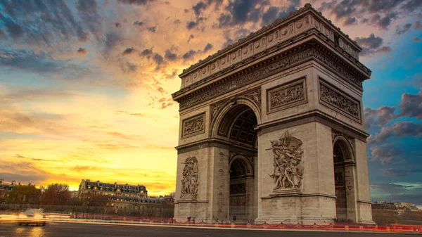 Pohled na slavný Vítězný oblouk na náměstí Karla de Gaulla v Paříži, Francie — Stock fotografie