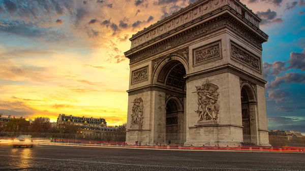 Vista do Arco do Triunfo na Praça Charles de Gaulle, em Paris, França — Fotografia de Stock
