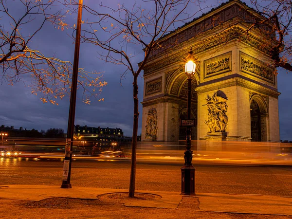 Вид на знаменитую Триумфальную арку на площади Шарля де Гогена в Париже, Франция — стоковое фото