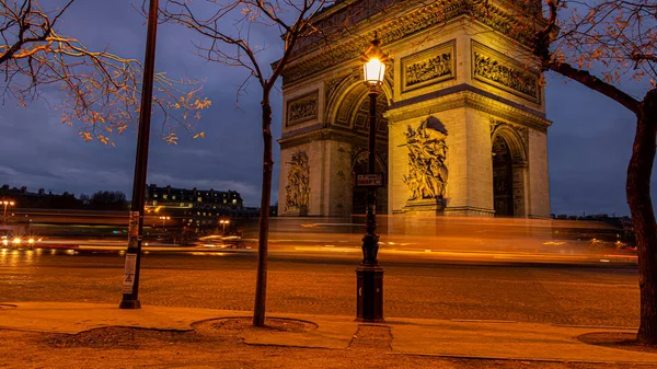 Vista do famoso Arco do Triunfo na Praça Charles de Gaulle, em Paris, França — Fotografia de Stock