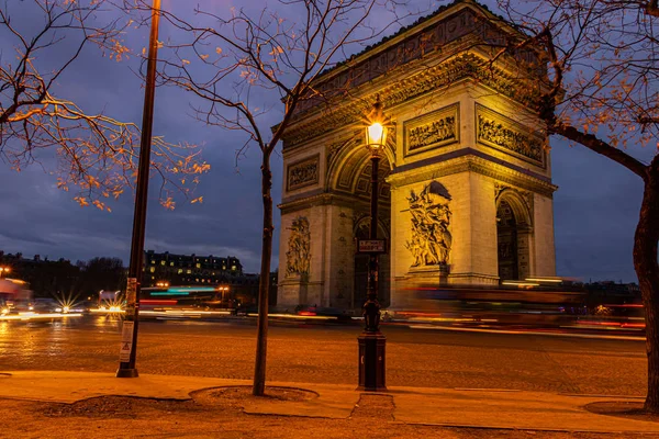 Vista do famoso Arco do Triunfo na Praça Charles de Gaulle, em Paris, França — Fotografia de Stock