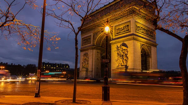 Vista do famoso Arco do Triunfo na Praça Charles de Gaulle, em Paris, França — Fotografia de Stock