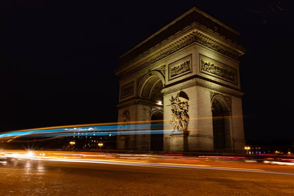 Άποψη του διάσημου Arc de Triomphe στην πλατεία Charles de Gaulle την νύχτα στο Παρίσι, Γαλλία — Φωτογραφία Αρχείου