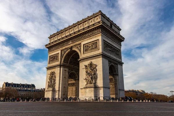 Blick auf den berühmten Arc de Triomphe auf dem Charles de Gaulle Platz in Paris, Frankreich — Stockfoto