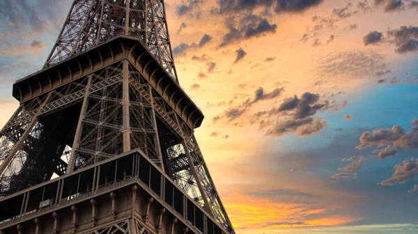 Torre Eiffel al tramonto a Parigi, Francia — Foto Stock