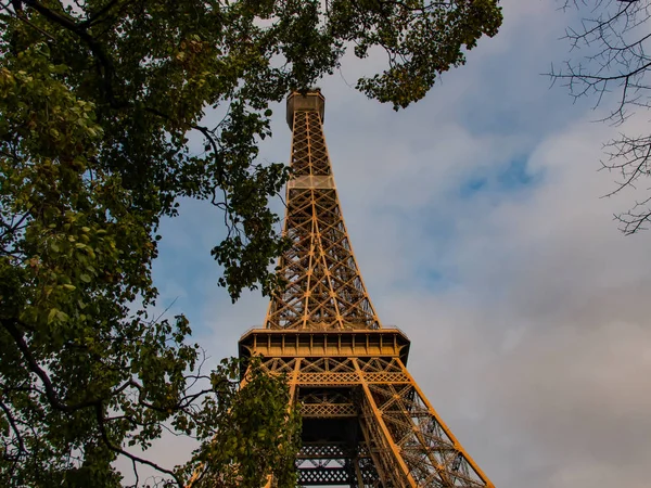 Torre Eiffel con foglie autunnali a Parigi, Francia — Foto Stock