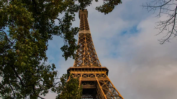 Eiffel-torony őszi levelekkel Párizsban, Franciaországban — Stock Fotó