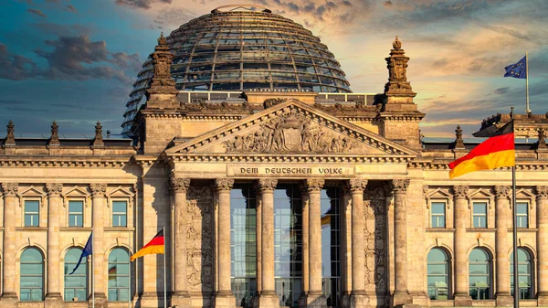 Almanya 'nın başkenti Berlin' de Alman Parlamentosu 'nun (Deutscher Bundestag) merkezi.
