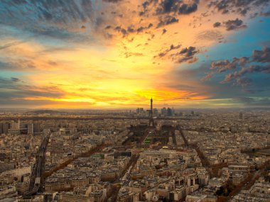 Paris 'te gün batımında Eyfel Kulesi ile gökyüzü