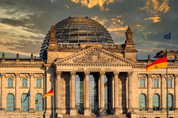 Almanya 'nın başkenti Berlin' de Alman Parlamentosu 'nun (Deutscher Bundestag) merkezi. — Stok fotoğraf