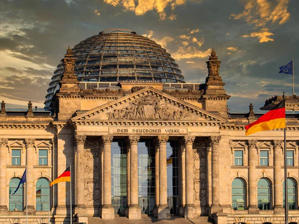 Almanya 'nın başkenti Berlin' de Alman Parlamentosu 'nun (Deutscher Bundestag) merkezi.