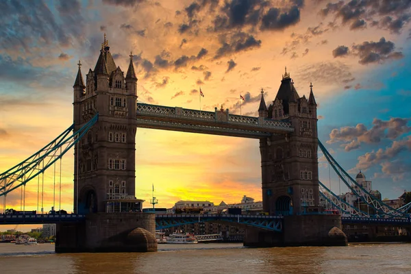 Vista del mundialmente famoso Puente de la Torre de Londres al atardecer —  Fotos de Stock