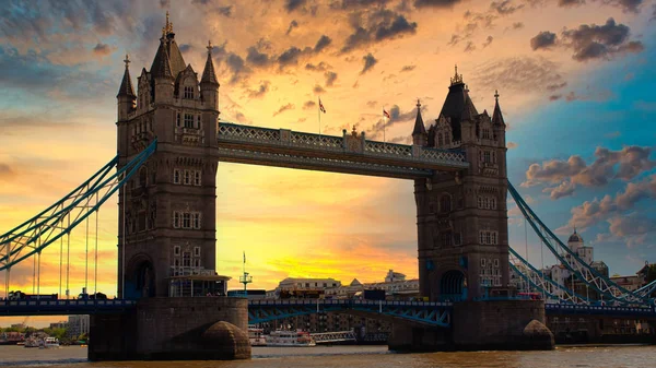 Vista para a famosa London Tower Bridge ao pôr-do-sol — Fotografia de Stock