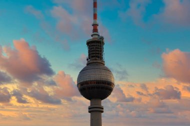 Berlin, Almanya - Gün batımında Berlin Tv kulesi