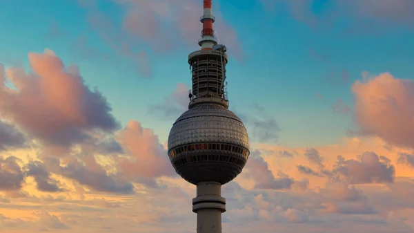 Berlin, deutschland - berliner fernsehturm bei untergang — Stockfoto