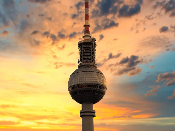 Berlin, deutschland - berliner fernsehturm bei untergang — Stockfoto