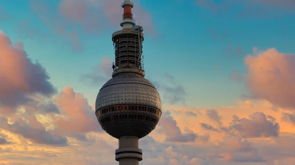 Berlín, Německo-Berlínská televizní věž při západu slunce — Stock fotografie