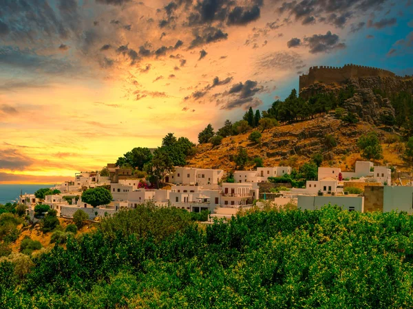 De historische stad Lindos en de Acropolis van Lindos op Rhodos bij zonsondergang, Griekenland — Stockfoto