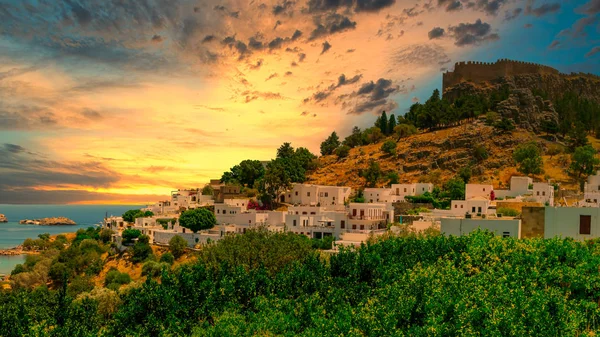 La ciudad histórica de Lindos y la Acrópolis de Lindos en Rodas al atardecer, Grecia. — Foto de Stock