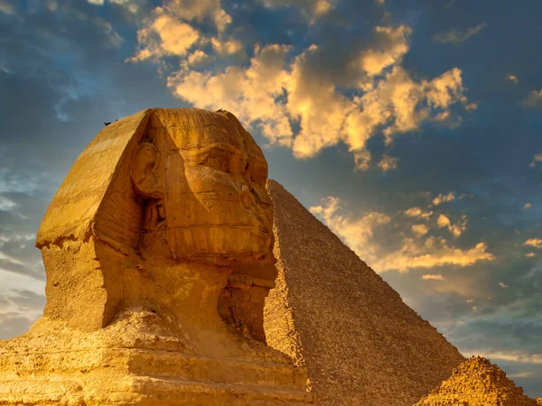 Den stora sfinxen av Giza och pyramiderna i Egypten — Stockfoto