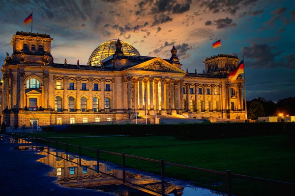 Den berömda Reichstag byggnaden, säte för det tyska parlamentet (Deutscher Bundestag) vid solnedgången i Berlin, Tyskland — Stockfoto