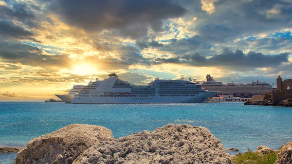 Rhodos Griekenland Juli 2019 Cruiseschepen Haven Van Rhodos — Stockfoto