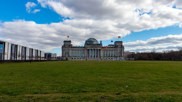 Almanya 'nın başkenti Berlin' de bulutlu bir günde Alman Parlamentosu 'nun (Deutscher Bundestag) merkezi olan ünlü Reichstag binası