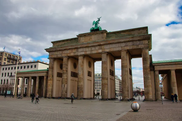 Nisan Bulutlu Bir Günde Berlin Deki Brandenburg Kapısı Nın Arkasında — Stok fotoğraf