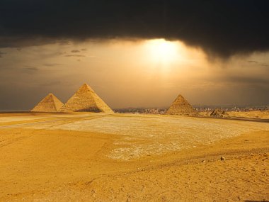 Mısır 'daki ünlü Giza piramitleri.