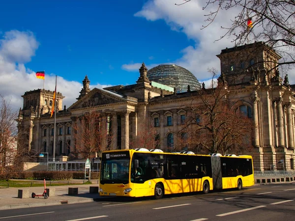 Berlin, Almanya - 21 Mart 2020 - Reichstag binasının önünde toplu taşıma otobüsü (BVG / Berliner Verkehrsbetriebe))