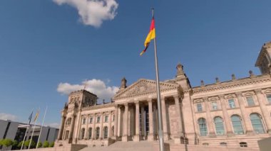 Alman Bundestag 'ının ünlü Alman parlamento binası 