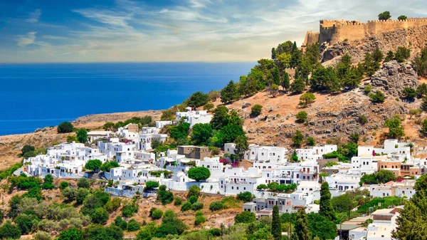 Yunan adası Rodos 'taki ünlü ve tarihî ortaçağ köyü Akropolis' in arka planında yer alıyor.