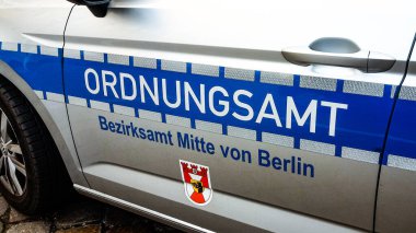 Berlin, Almanya - 16 Mart 2020: Devriye arabasında Ordnungsamt tabelası. Kod uygulaması ve kamu düzeni bürosu için municipial yetkidir.