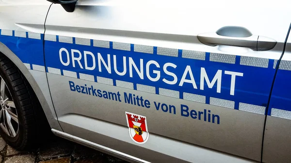 Berlin, Almanya - 16 Mart 2020: Devriye arabasında Ordnungsamt tabelası. Kod uygulaması ve kamu düzeni bürosu için municipial yetkidir.