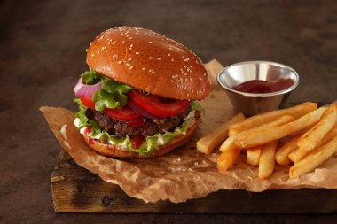 Marul ve patates kızartmalı ev yapımı hamburger.