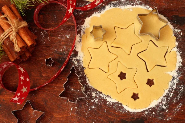 木製の背景にクリスマス クッキーを作る ストック画像