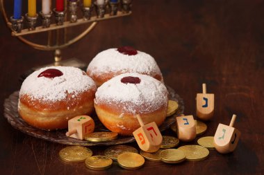 Yahudi bayramı Hannuka sembolleri - menorah, donut, mum