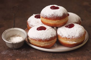 Yahudi bayramı Hannuka sembolleri - reçelli donutlar