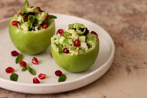 Manzanas Crudas Rellenas Ensalada Con Bulgur Pepinos Semillas Granada —  Fotos de Stock