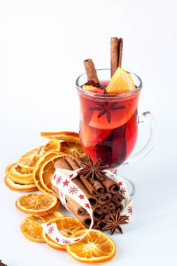 Noel şarabı ve beyaz arka planda kış baharatları.