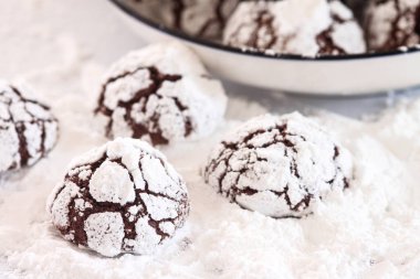 Beyaz arka planda çatlaklar olan çikolatalı kurabiyeler.