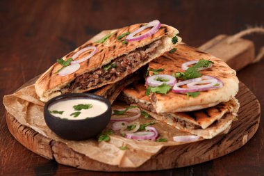 Arayes - Pita ekmeği farklı baharatlı kıyma karışımı. 