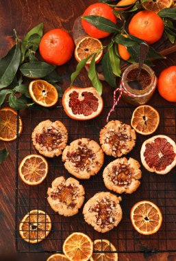 Ev yapımı fındıklı ve reçelli Noel kurabiyeleri.