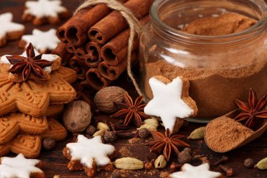 Tarçınlı ve yıldız anason kaplı Noel kurabiyeleri