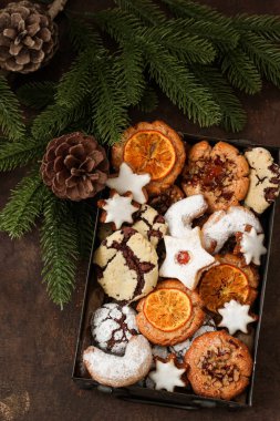 Kutuda çeşitli ev yapımı Noel kurabiyeleri