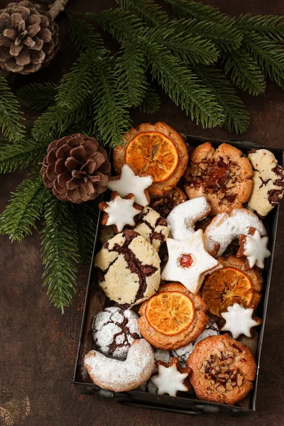 Kutuda çeşitli ev yapımı Noel kurabiyeleri