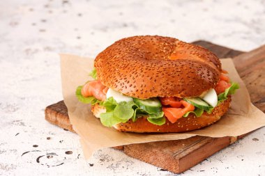 Somon ve salatalı simit.