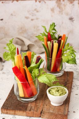 Avokado soslu sağlıklı sebzeler.